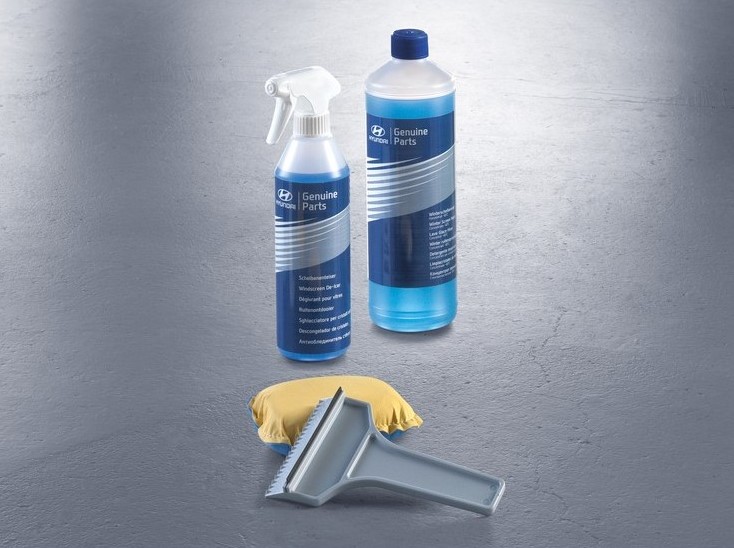 Hyundai Winterpflegeprodukte inklusive Eiskratzer, Schwamm, Spray und Flasche auf grauem Untergrund.