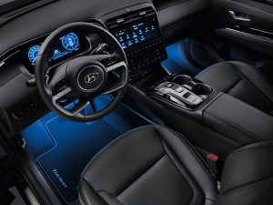 Blaue LED-Leisten im Fußraum eines Hyundai, die den Innenraum dezent ausleuchten.