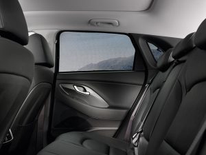 Passgenaue, getönte Sonnenblende im hinteren Türfenster eines Hyundai, montiert an der Scheibe.