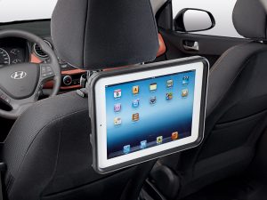 Schwarzer Tablet-Halter an der Kopfstütze montiert, hält ein Tablet im Querformat über dem Rücksitz.