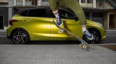 Hyundai i20 Seitenansicht mit springendem Skateboarder davor