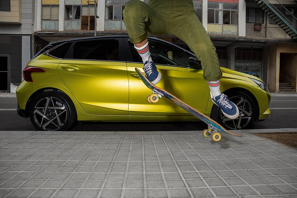Hyundai i20 Seitenansicht mit springendem Skateboarder davor