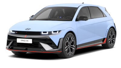 Eisblauer Hyundai Kompakt‑Crossover, Dreiviertel-Frontansicht vor neutralem Studiohintergrund