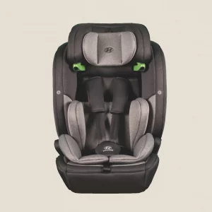 Premium-Kindersitz in Schwarz-Grau mit ISOFIX-Befestigung, verstellbarer Rückenlehne und zusätzlichem Kopfpolster auf hellem Hintergrund.