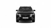 Schwarzer Hyundai SUV sportlich frontal vor schwarzem Hintergrund, betont dynamisches Design und LED-Scheinwerfer