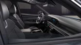 Innenraum eines modernen, dunklen Hyundai SUVs mit digitalem Cockpit aus Fahrerseite fotografiert