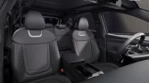 Innenraum eines modernen schwarzen Hyundai SUV, elegant, minimalistisch, mit digitalem Armaturenbrett und Ledersitzen