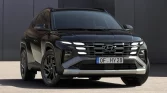 Schwarzer Hyundai SUV frontal vor moderner Fassade mit urbanem Hintergrund und leichtem Schatten