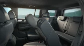 Innenraum eines dunkelgrauen Hyundai SUV mit umgeklapptem Rücksitz, helle Berglandschaft im Hintergrund sichtbar
