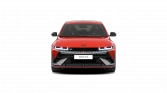 Roter Hyundai Elektro-Sportwagen frontal mit futuristischem Design auf weißem Hintergrund