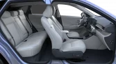 Innenraum eines modernen hellblauen Hyundai Elektro-SUV mit offenen Türen, hellem Interieur und digitalem Armaturenbrett