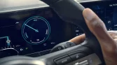 Hybrid-SUV Innenraum mit digitalem Cockpit und Lenkrad, Fokus auf Energiemodus und Elektroanzeige