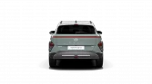 Hyundai KONA Hybrid SUV in mattem Grün, Heckansicht vor schwarzem Hintergrund, moderne Rückleuchten sichtbar.