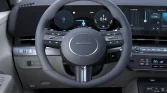 Cockpit eines schwarzen Hyundai SUV Elektro, Fokus auf Lenkrad und digitales Armaturenbrett frontal
