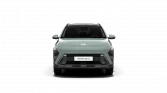 Frontansicht eines hellgrünen Hyundai Kompakt-SUV vor schwarzem Hintergrund
