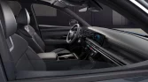 Innenraum eines modernen, schwarzen Hyundai SUVs mit digitalem Armaturenbrett, urbaner Umgebung sichtbar