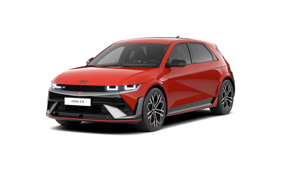 Roter Hyundai Elektro-Sportwagen von schräg vorne vor schwarzem Hintergrund freigestellt
