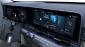 Innenansicht eines Hyundai Elektro-SUV mit zwei großen digitalen Displays und modernem Armaturenbrett