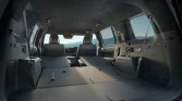 Schwarzer Hyundai SUV Innenraum mit umgeklappten Sitzen, großer Ladefläche und Berglandschaft im Hintergrund