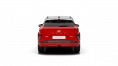 Roter Hyundai Elektro-SUV von hinten vor schwarzem Hintergrund, modernes Design und klare Linien sichtbar