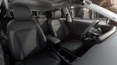 Innenraum eines grauen Hyundai SUV mit modernen Sitzen und großzügiger Raumaufteilung in urbaner Umgebung