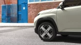 Cremefarbener Hyundai SUV, Detailaufnahme Rad, geparkt vor urbanem Backsteingebäude