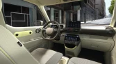 Helles Interieur eines kompakten Hyundai Elektroautos mit digitalem Cockpit und urbaner Straßenansicht