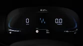 Digitales Kombiinstrument eines modernen Hyundai Kleinwagens, Anzeige von Geschwindigkeit, Drehzahl und Temperatur, schwarz-blaues Design.
