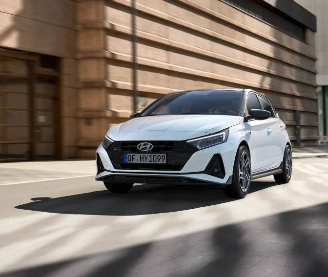 i20 MY25 NLine EXT Lifestyle 3 4 Front Fahren Atlas Wh