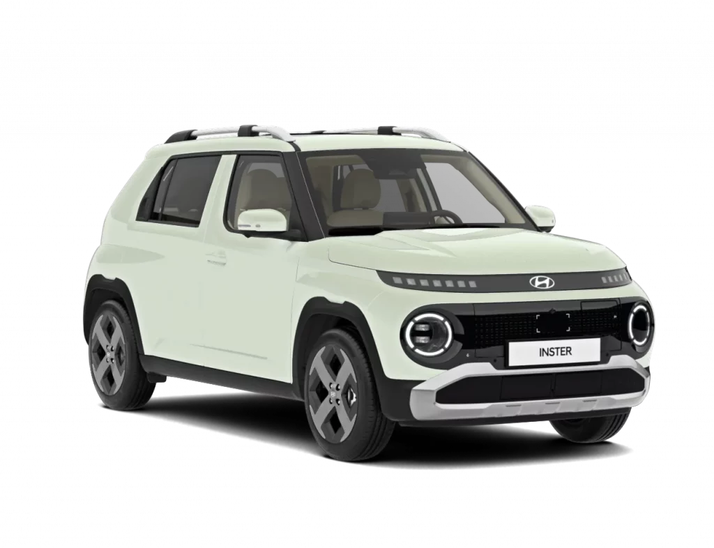 Weißer kompakter Hyundai SUV von der Seite vor neutralem Hintergrund