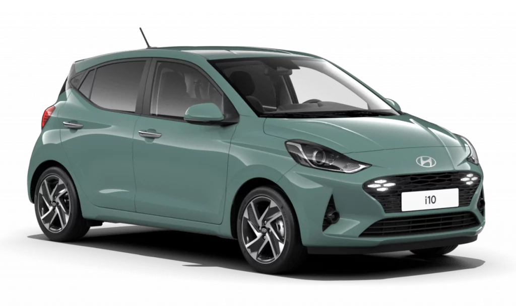 Pastellgrüner Hyundai Kleinwagen von vorne links in urbaner Umgebung, modernes Design sichtbar