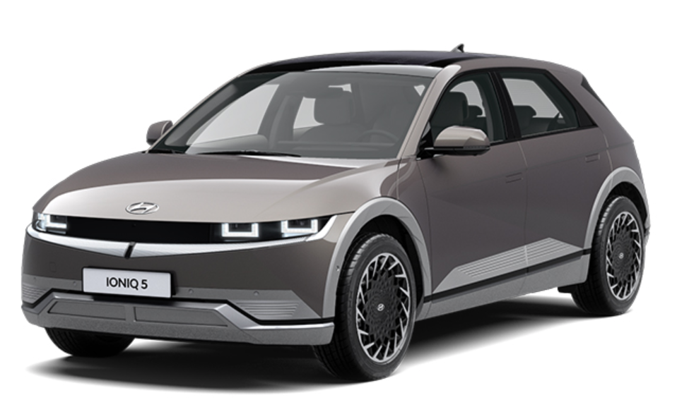 Silberner Hyundai Elektro-SUV von vorne links aufgenommen vor neutralem Hintergrund