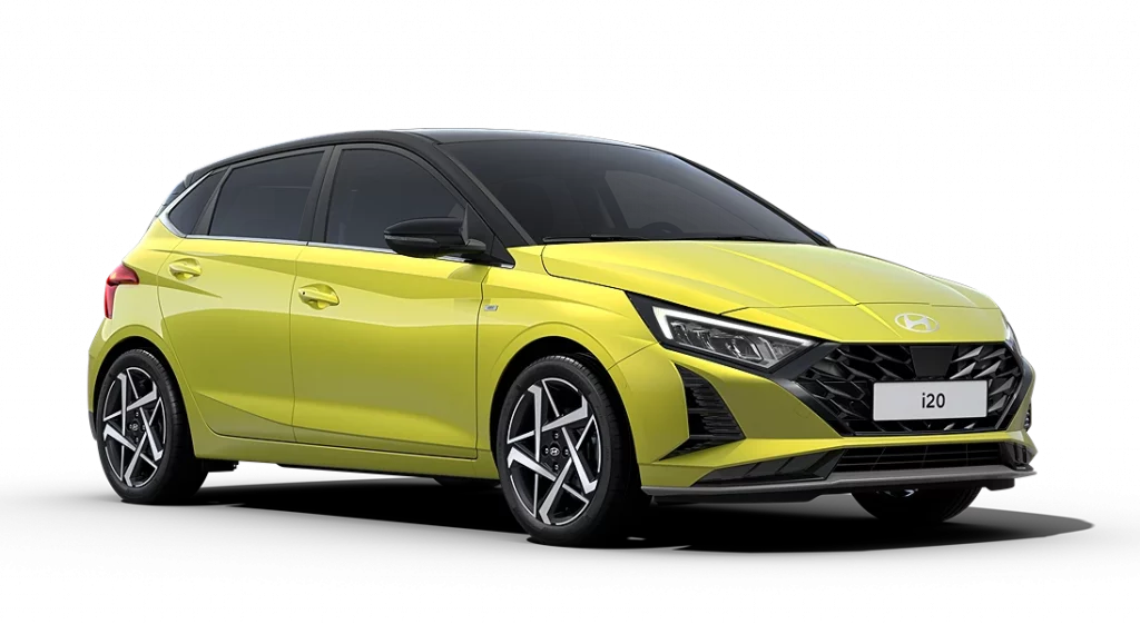 Gelb-grüner moderner Hyundai Kompaktwagen seitlich freigestellt vor weißem Hintergrund