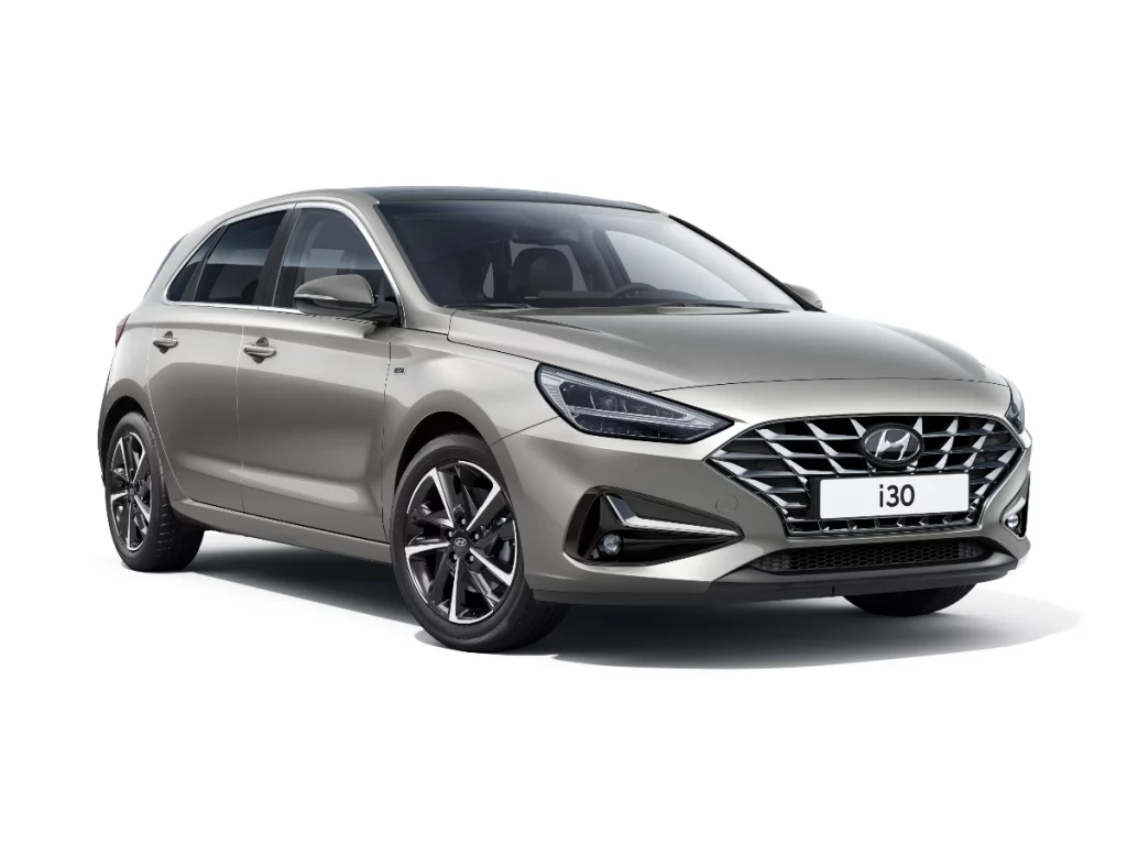 Silberner Hyundai Kompaktwagen schräg frontal vor hellem, neutralem Hintergrund präsentiert