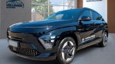 Schwarzer Hyundai SUV schräg in hellen Autohaus mit großen Fenstern und moderner Ausstattung präsentiert