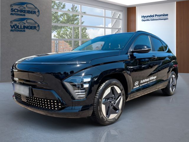 Schwarzer Hyundai SUV schräg in hellen Autohaus mit großen Fenstern und moderner Ausstattung präsentiert