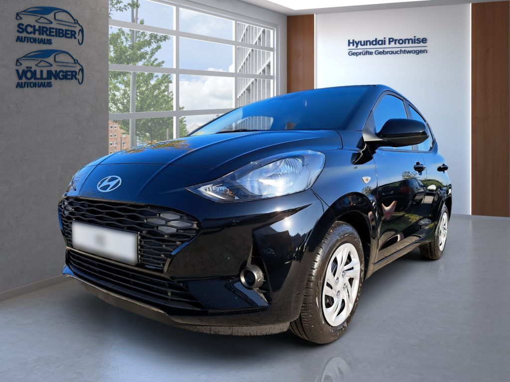 Schwarzer Hyundai Kleinwagen im Showroom frontal-dreiviertel Perspektive vor heller Glasfassade