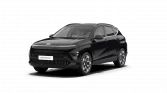 Schwarzer Hyundai kompakter Elektro-SUV dreiviertel Ansicht vor neutralem Hintergrund
