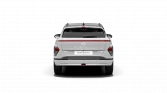 Weißer Hyundai Elektro-SUV von hinten vor schwarzem Hintergrund, modernes Design und Leuchtelemente sichtbar