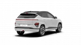 Weißer Hyundai Elektro-SUV von hinten links in urbaner Umgebung, modernes Design und schwarze Dachakzente.