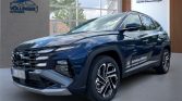 Blauer Hyundai SUV seitlich in hellem Autohaus mit großen Fenstern und moderner Einrichtung