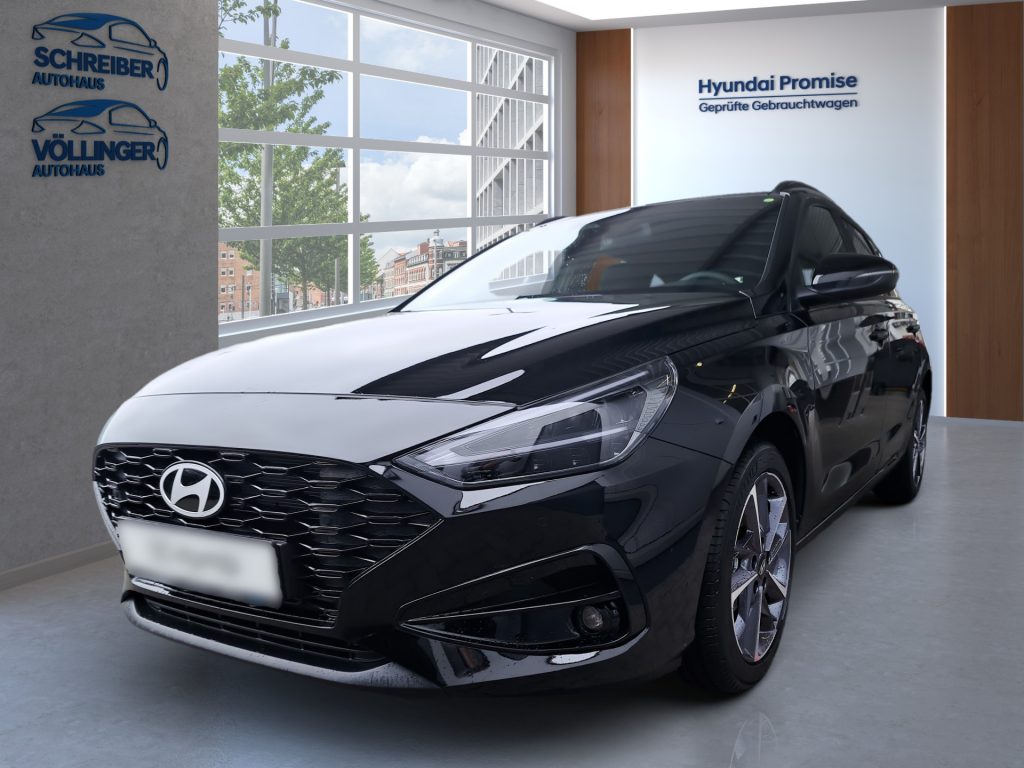 Schwarzer Hyundai Limousine seitlich im hellen Autohaus mit Markenlogos und Fensterfront positioniert