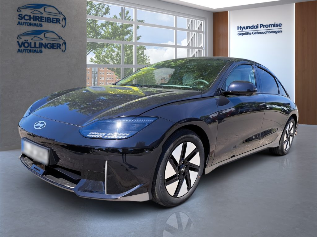 Schwarze Hyundai Limousine seitlich in modernem Autohaus mit großen Fenstern und Tageslicht geparkt