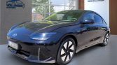 Schwarze Hyundai Limousine seitlich in modernem Autohaus mit großen Fenstern und Tageslicht geparkt