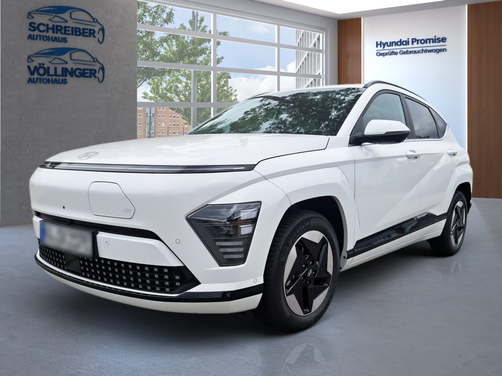 Weißer Hyundai SUV seitlich im hellen Showroom mit moderner Einrichtung und großen Fenstern