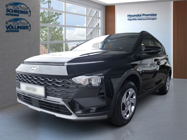 Schwarzer Hyundai Kompakt-SUV seitlich im hellen Autohaus mit großen Fenstern und grüner Außenkulisse