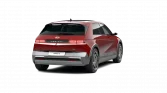 Roter Hyundai Elektro-Crossover Heckperspektive vor schwarzem Hintergrund