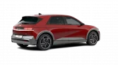 Roter Hyundai Elektro-Crossover seitlich vor neutralem Hintergrund in modernem Design