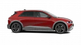 Roter moderner Elektro-Crossover seitlich vor schwarzem Hintergrund, sportliche Felgen, futuristisches Design