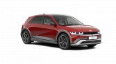 Roter Hyundai Elektro-Crossover seitlich, futuristisch, helle Umgebung, betont moderne und kantige Linien